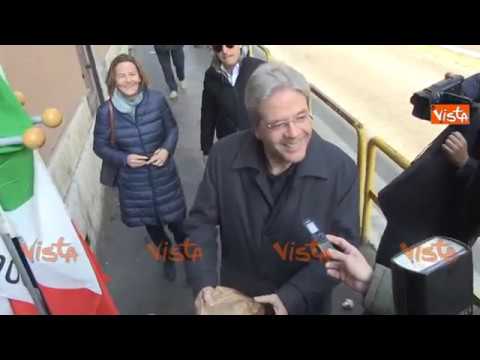 Calenda regala le ciambelle a Gentiloni per le Primarie del PD: “Daje Paolo, un po’ di zuccheri” Calenda regala le ciambelle a Gentiloni per le Primarie del PD: “Daje Paolo, un po’ di zuccheri”