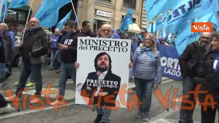 Sciopero generale, i cartelli del corteo contro Salvini “Precetto la Qualunque” Sciopero generale, i cartelli del corteo contro Salvini “Precetto la Qualunque”