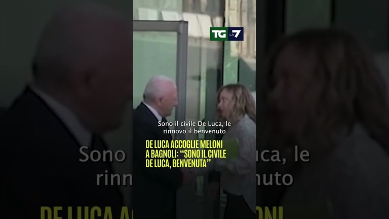 De Luca accoglie #Meloni a Bagnoli: “Sono il civile De Luca, benvenuta” De Luca accoglie #Meloni a Bagnoli: “Sono il civile De Luca, benvenuta”