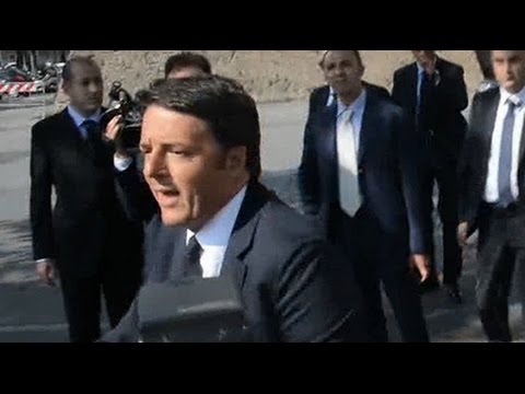 Renzi arriva a Castel Sismondo, non è mancato qualche contestatore Renzi arriva a Castel Sismondo, non è mancato qualche contestatore