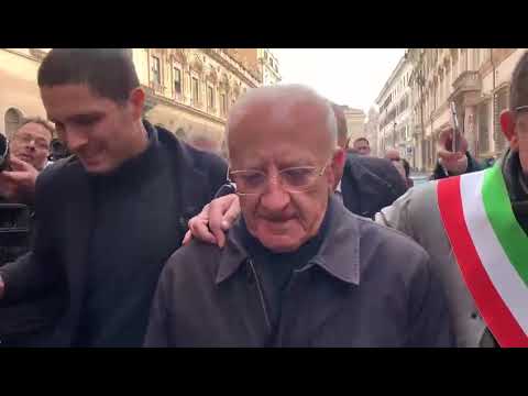 Autonomia differenziata, il simpatico siparietto tra i giornalisti e De Luca Autonomia differenziata, il simpatico siparietto tra i giornalisti e De Luca