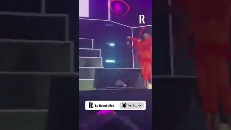 Elly SCHLEIN con J-AX sul palco del Forum di Assago Elly SCHLEIN con J-AX sul palco del Forum di Assago