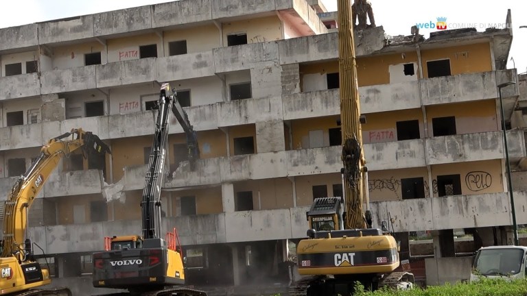 Vela gialla, cominciata la demolizione Vela gialla, cominciata la demolizione