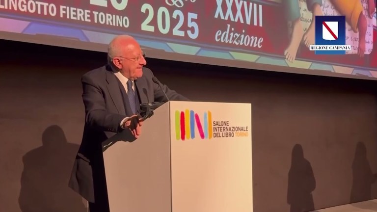 De Luca – Conferenza stampa di presentazione del Salone del libro di Torino 2025 (19.02.25) De Luca – Conferenza stampa di presentazione del Salone del libro di Torino 2025 (19.02.25)