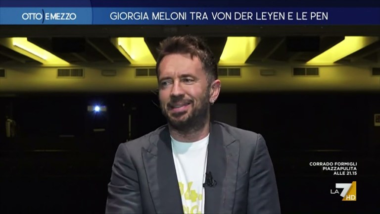 Volano insulti tra Scanzi e Castelli: “Il 4% non lo vede neanche con il binocolo” Volano insulti tra Scanzi e Castelli: “Il 4% non lo vede neanche con il binocolo”