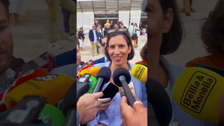 ELLY SCHLEIN: “1 MILIONE E 300 MILA FIRME CONTRO IL GOVERNO MELONI” ELLY SCHLEIN: “1 MILIONE E 300 MILA FIRME CONTRO IL GOVERNO MELONI”