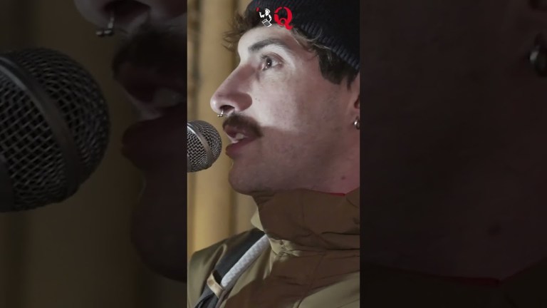 “Vadano Meloni e i ministri a fare gli squat nudi in Questura”: la protesta a Roma #shorts #news “Vadano Meloni e i ministri a fare gli squat nudi in Questura”: la protesta a Roma #shorts #news