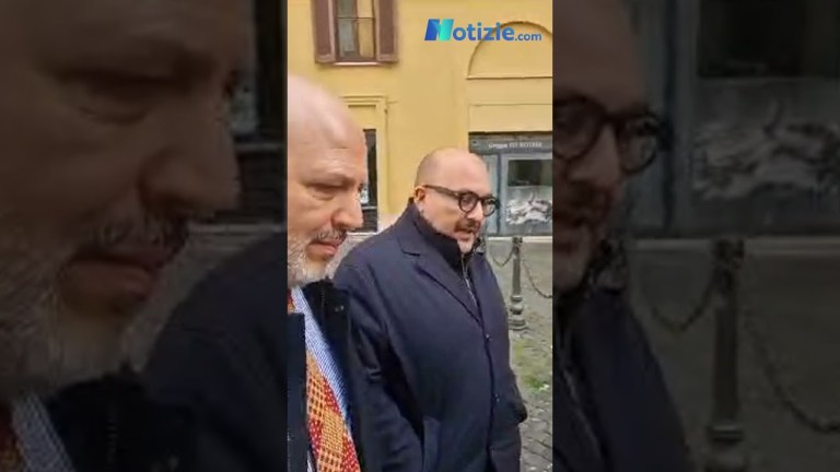 Caso #sgarbi e #sangiuliano fugge dalle #domande #shorts Caso #sgarbi e #sangiuliano fugge dalle #domande #shorts