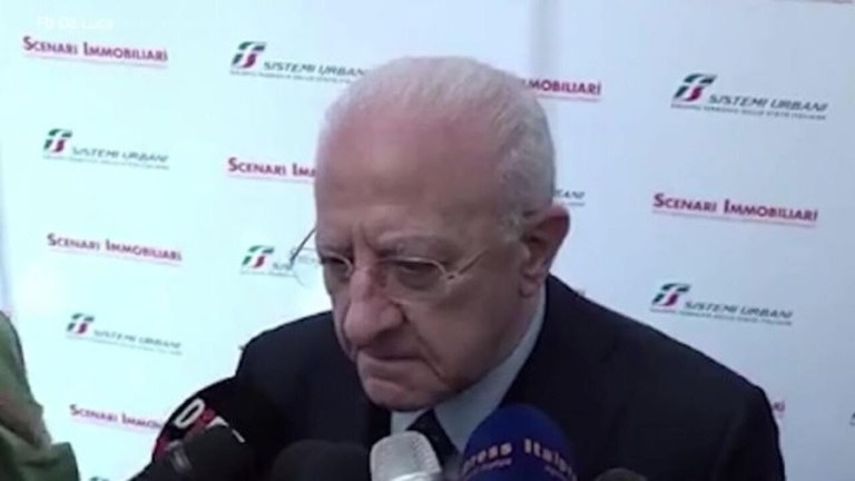 De Luca: Governo sgangherato tiene bloccati flussi finanziari decisivi per la Campania De Luca: Governo sgangherato tiene bloccati flussi finanziari decisivi per la Campania
