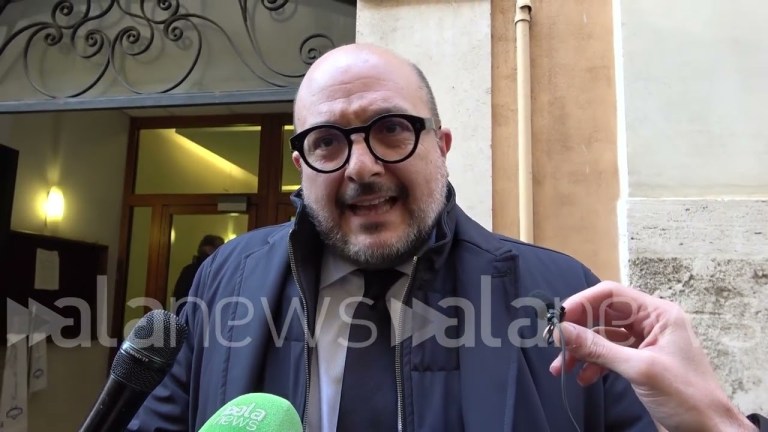 Antifascismo, il ministro Sangiuliano prende il microfono al giornalista: “lei è anticomunista?” Antifascismo, il ministro Sangiuliano prende il microfono al giornalista: “lei è anticomunista?”