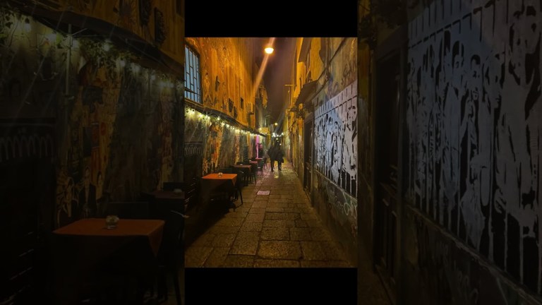 Una semplice notte a passaggio per Napoli a Piazza San Domenico Maggiore Una semplice notte a passaggio per Napoli a Piazza San Domenico Maggiore