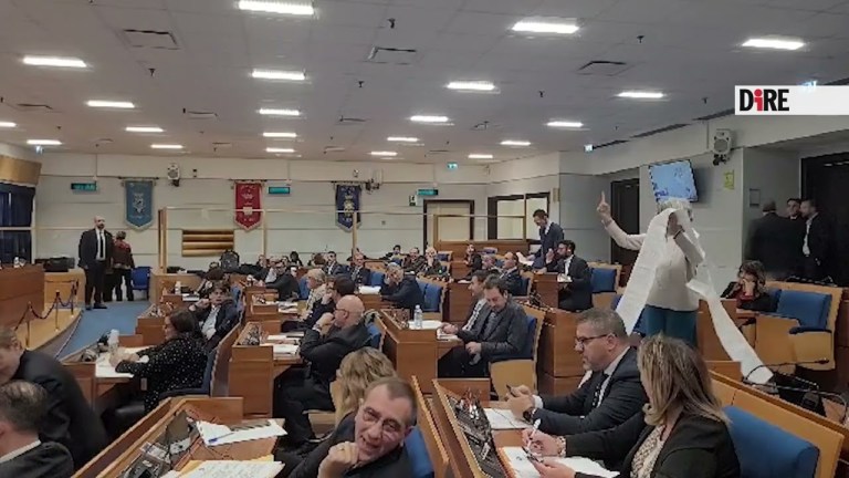 Napoli – CAMPANIA. MUSCARÀ (MISTO): MANCETTE INTOLLERABILI. E SROTOLA ELENCO IN AULA (20.12.24) Napoli – CAMPANIA. MUSCARÀ (MISTO): MANCETTE INTOLLERABILI. E SROTOLA ELENCO IN AULA (20.12.24)