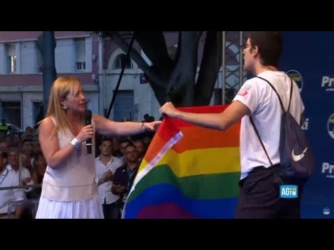 A Cagliari, il comizio di Giorgia Meloni e il confronto sul palco con l’attivista A Cagliari, il comizio di Giorgia Meloni e il confronto sul palco con l’attivista