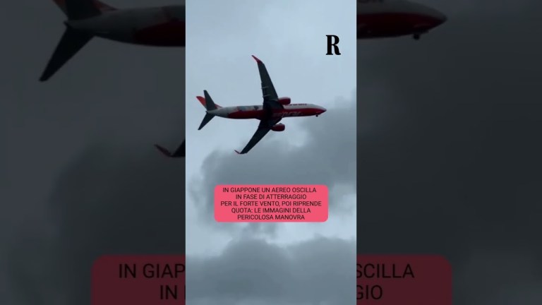 In Giappone un aereo oscilla in fase di atterraggio per il forte vento In Giappone un aereo oscilla in fase di atterraggio per il forte vento