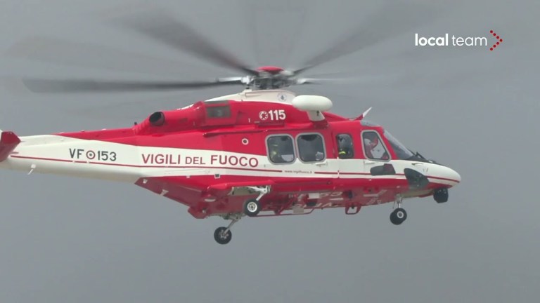 Maxi incendio San Giuliano Milanese: perlustrazione dall’alto dell’elicottero dei vigili del fuoco Maxi incendio San Giuliano Milanese: perlustrazione dall’alto dell’elicottero dei vigili del fuoco