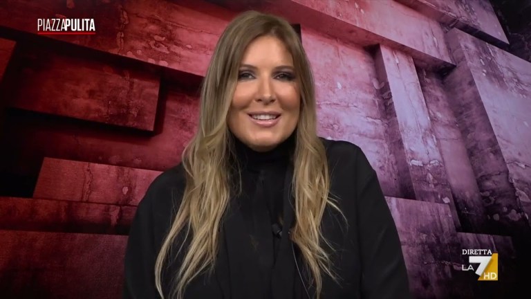 Lucarelli su Chiara Ferragni: “Il suo marchio è totalmente identificato con lei” Lucarelli su Chiara Ferragni: “Il suo marchio è totalmente identificato con lei”