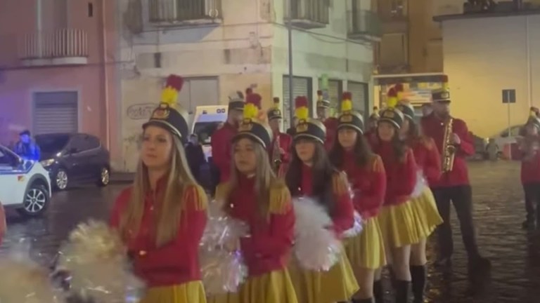 Napoli, in piazza Mercato torna la tradizione della Befana Napoli, in piazza Mercato torna la tradizione della Befana