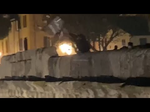 Getta il carrello della spesa dal ponte di Tiberio Getta il carrello della spesa dal ponte di Tiberio