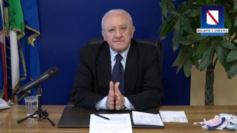 De Luca e i runner: “Cinghialoni della mia età senza mascherina tra i bambini, da arrestare a vista” De Luca e i runner: “Cinghialoni della mia età senza mascherina tra i bambini, da arrestare a vista”