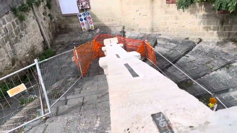 Napoli, pedamentina di San Martino: turisti tra le transenne Napoli, pedamentina di San Martino: turisti tra le transenne