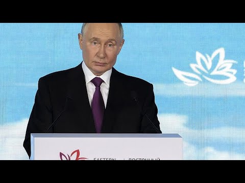 Putin scherza dal palco del Forum di Vladivostok : “Sosteniamo la candidatura di Kamala Harris” Putin scherza dal palco del Forum di Vladivostok : “Sosteniamo la candidatura di Kamala Harris”