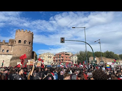 Gaza, Macron: “No armi a Israele per colpire la Striscia”, da Roma a Parigi migliaia in piazza Gaza, Macron: “No armi a Israele per colpire la Striscia”, da Roma a Parigi migliaia in piazza