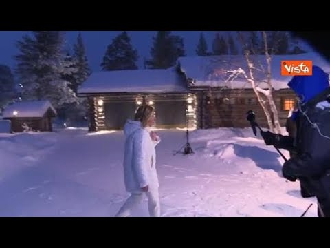 Meloni arriva in Lapponia e fa la foto con Babbo Natale di fronte alla baita Meloni arriva in Lapponia e fa la foto con Babbo Natale di fronte alla baita