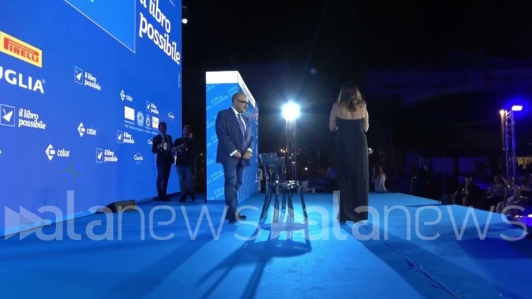 Boccia in prima fila applaude Sangiuliano mentre veniva contestato a Polignano Boccia in prima fila applaude Sangiuliano mentre veniva contestato a Polignano