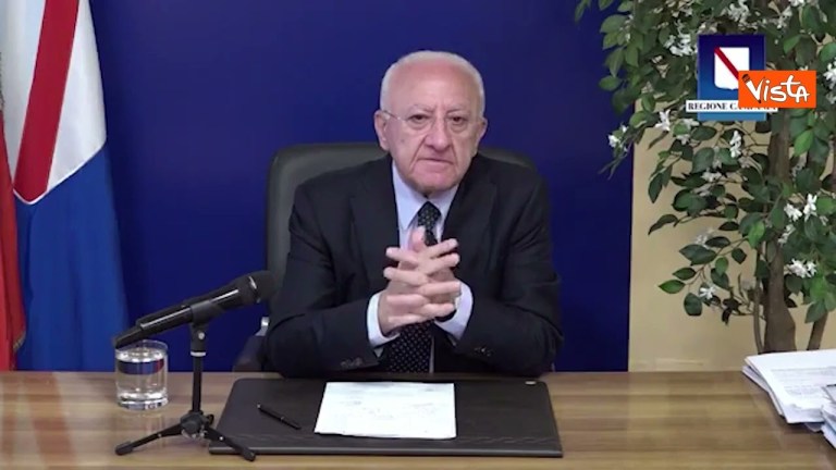 De Luca: “Meloni un po’ volgare, è Presidente del Consiglio a sua insaputa” De Luca: “Meloni un po’ volgare, è Presidente del Consiglio a sua insaputa”