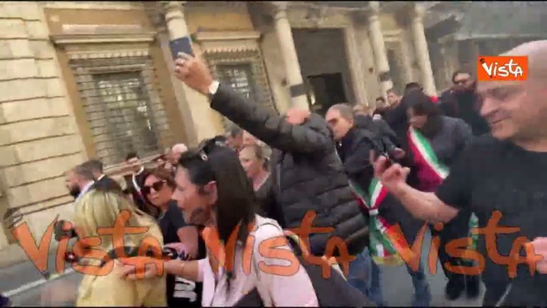 De Luca con i sindaci del Sud in corteo a Roma contro il Governo De Luca con i sindaci del Sud in corteo a Roma contro il Governo