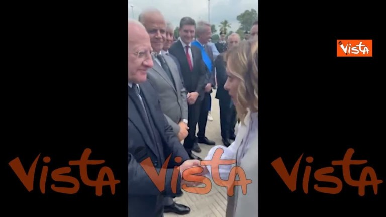 Meloni a Caivano saluta De Luca: “Sono quella stro**a della Meloni” Meloni a Caivano saluta De Luca: “Sono quella stro**a della Meloni”