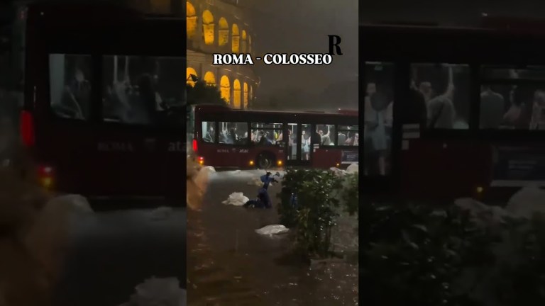 Nubifragio a Roma, al Colosseo fiumi d’acqua e sacchi di immondizia che galleggiano Nubifragio a Roma, al Colosseo fiumi d’acqua e sacchi di immondizia che galleggiano