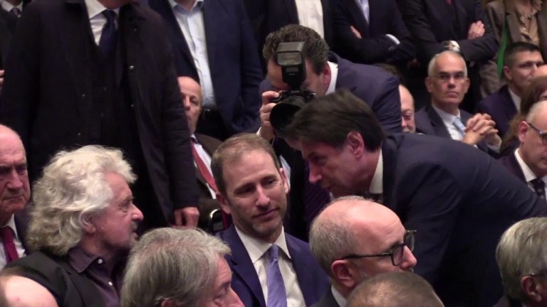 Conte alla prova di Grillo, ideatore M5S in platea per ascoltare il premier. Poi la stretta di mano Conte alla prova di Grillo, ideatore M5S in platea per ascoltare il premier. Poi la stretta di mano