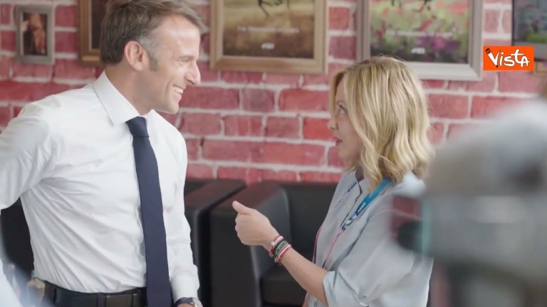 Giorgia Meloni incontra Macron a Varsailles Giorgia Meloni incontra Macron a Varsailles