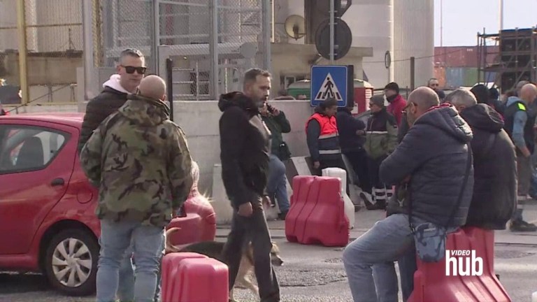 OPERAIO morto in porto a GENOVA, la rabbia dei colleghi: “Basta VITTIME sul lavoro” OPERAIO morto in porto a GENOVA, la rabbia dei colleghi: “Basta VITTIME sul lavoro”