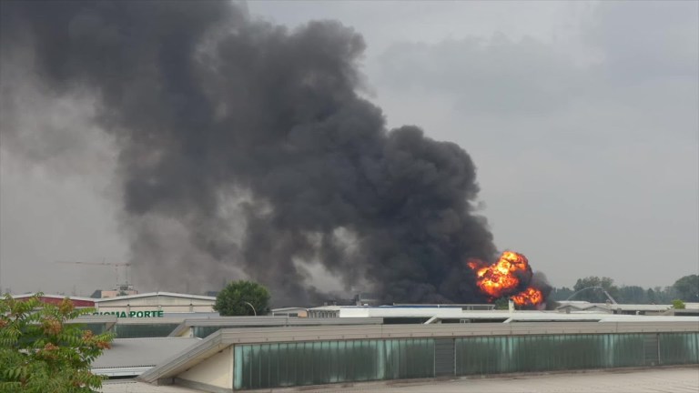 San Giuliano Milanese, Proseguono le esplosioni mentre brucia azienda chimica San Giuliano Milanese, Proseguono le esplosioni mentre brucia azienda chimica