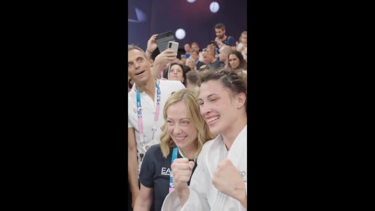 GIORGIA MELONI ALLE OLIMPIADI CON LA MEDAGLIA D’ORO ALICE BELLANDI GIORGIA MELONI ALLE OLIMPIADI CON LA MEDAGLIA D’ORO ALICE BELLANDI