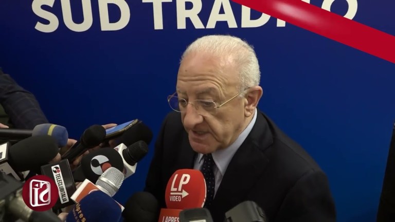 “TRUFFA POLITICA”, DE LUCA PRONTO A SCENDERE IN PIAZZA CONTRO L’AUTONOMIA DIFFERENZIATA “TRUFFA POLITICA”, DE LUCA PRONTO A SCENDERE IN PIAZZA CONTRO L’AUTONOMIA DIFFERENZIATA