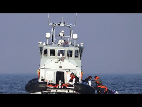 Francia: affonda barca con a bordo migranti nella Manica, 10 dei 12 morti sono donne Francia: affonda barca con a bordo migranti nella Manica, 10 dei 12 morti sono donne