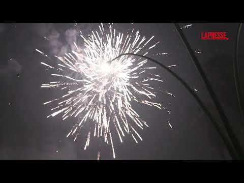Capodanno 2025, pioggia di fuochi pirotecnici illumina il cielo di Napoli Capodanno 2025, pioggia di fuochi pirotecnici illumina il cielo di Napoli