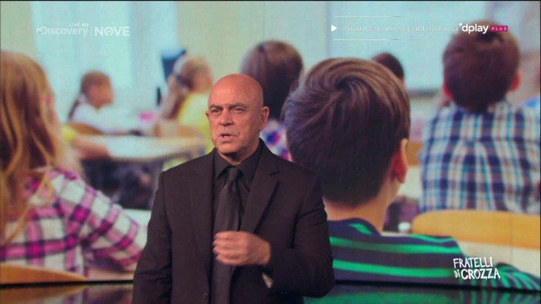 Il monologo di Crozza: “Perché trattiamo così male la scuola” Il monologo di Crozza: “Perché trattiamo così male la scuola”