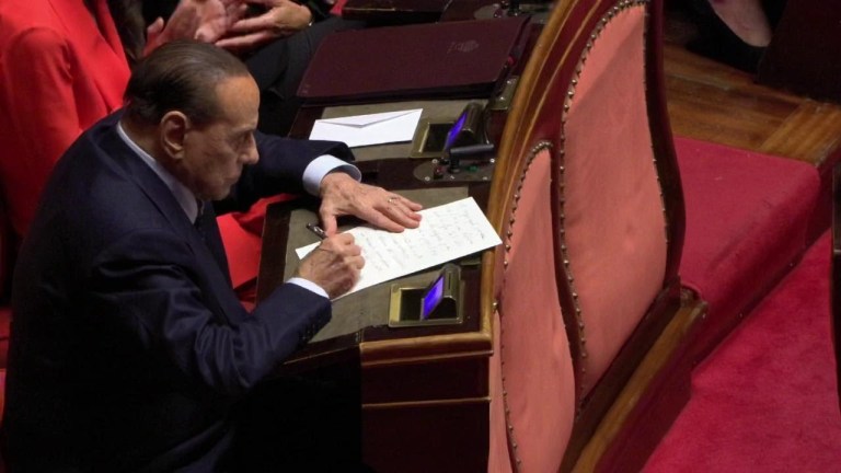 Senato, durante l’insediamento di Ignazio La Russa Silvio Berlusconi scrive Senato, durante l’insediamento di Ignazio La Russa Silvio Berlusconi scrive