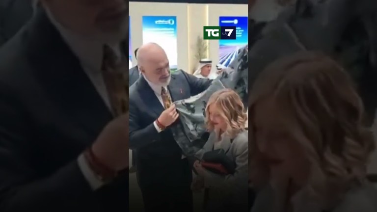 Ad Abu Dabi Edi #Rama consegna un regalo di compleanno a Giorgia #Meloni Ad Abu Dabi Edi #Rama consegna un regalo di compleanno a Giorgia #Meloni