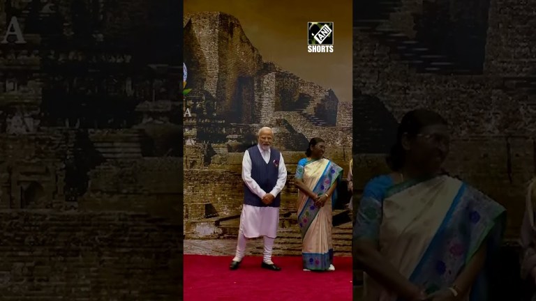 Delhi: Italian PM Giorgia Meloni arrives at Bharat Mandapam for G20 Dinner Delhi: Italian PM Giorgia Meloni arrives at Bharat Mandapam for G20 Dinner