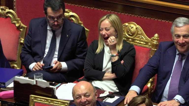 Renzi fa ironia sul Pd: risate e applausi nel governo e Meloni scoppia a ridere più volte Renzi fa ironia sul Pd: risate e applausi nel governo e Meloni scoppia a ridere più volte