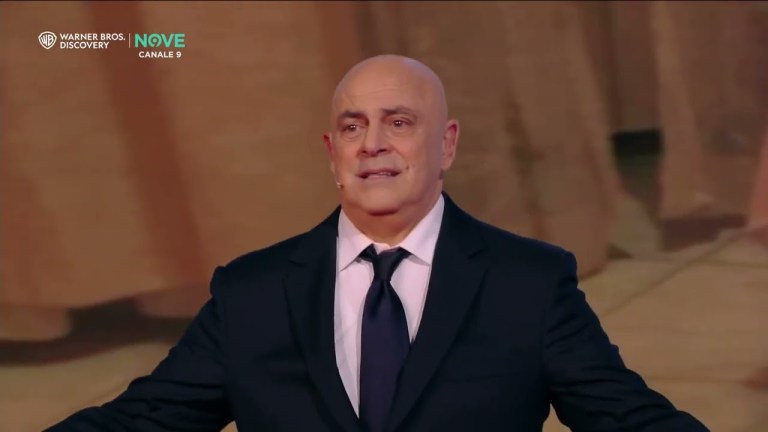 Crozza “Se volete venire a Milano, venite già dormiti, non vi conviene spendete troppo per dormire” Crozza “Se volete venire a Milano, venite già dormiti, non vi conviene spendete troppo per dormire”