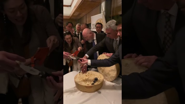 Bonaccini – Quando apri una forma di Parmigiano-Reggiano in Giappone (14.11.23) Bonaccini – Quando apri una forma di Parmigiano-Reggiano in Giappone (14.11.23)