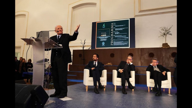 L’autonomia di De Luca: «Senza linea unitaria pronti a guerra durissima» L’autonomia di De Luca: «Senza linea unitaria pronti a guerra durissima»