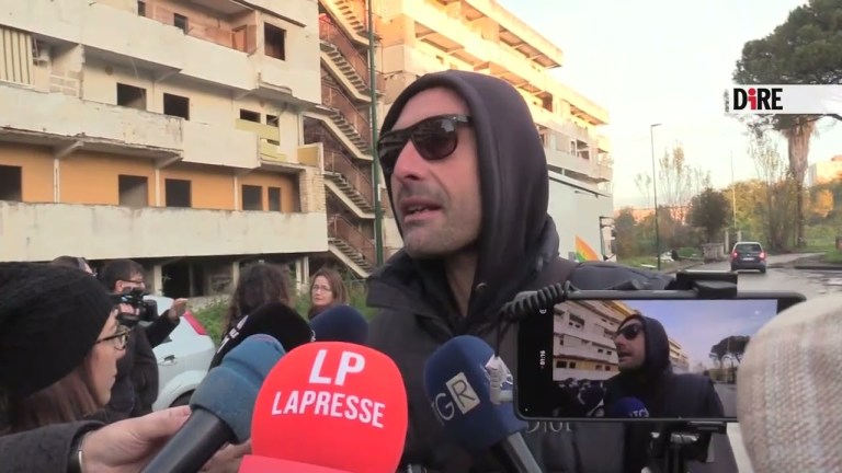 Napoli – INIZIATO SGOMBERO VELA GIALLA, ABITANTI: C’È CHI NON CI VUOLE IN CASA (04.12.24) Napoli – INIZIATO SGOMBERO VELA GIALLA, ABITANTI: C’È CHI NON CI VUOLE IN CASA (04.12.24)