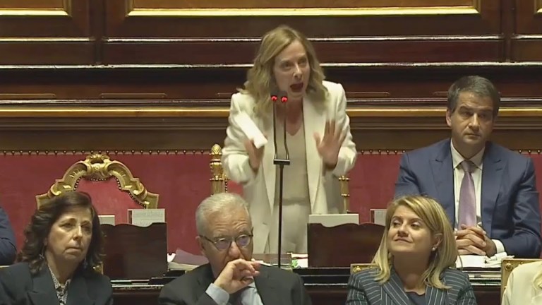 GIORGIA MELONI: “QUI SI STA FACENDO OUTING, L’ITALIA SI DEVE PIEGARE A DECISIONI GIÀ ASSUNTE?” GIORGIA MELONI: “QUI SI STA FACENDO OUTING, L’ITALIA SI DEVE PIEGARE A DECISIONI GIÀ ASSUNTE?”